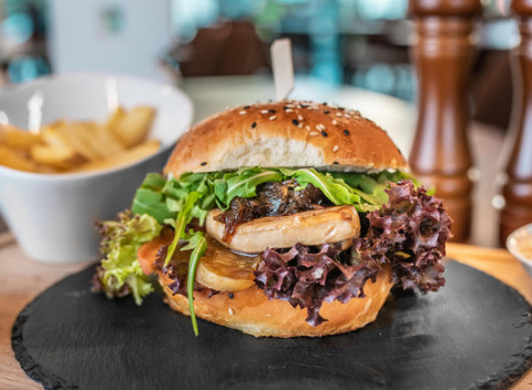 Hamburger v Blue Bear Restaurant & Bar s domácimi hranolkami, coleslaw šalátom a bbq omáčkou.