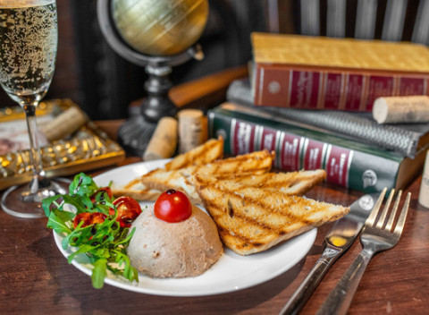 Lasagne, predjedlo, dezert a aperitív, 3-chodová večera pre 1 osobu v Da Vinci Bistro&MORE.