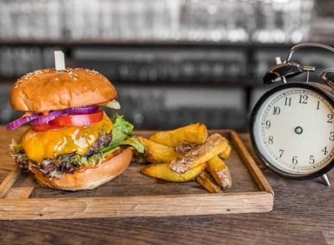 Regular či cheese burger s hranolkami alebo Fish and chips v štýlovom bare Zeitlos.