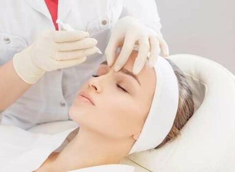 Stop mimickým vráskam - aplikácia účinnej látky špecialistkou na estetickú dermatológiu.