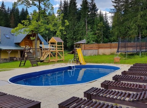 Ubytovanie na Orave v komfortných apartmánoch pre 5 osôb s bazénom v malebnom lesnom prostredí.