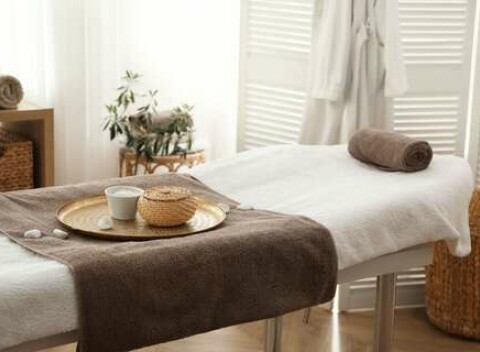 Liečebno-relaxačná alebo Deluxe masáž v salóne Serenity