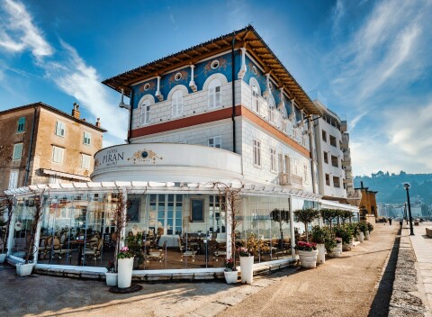 Slovinská riviéra: Dovolenka kúsok od pamiatok v historickom Hoteli Piran **** s raňajkami alebo polpenziou