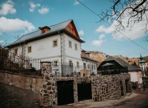 Resla Residence*** v centre Banskej Štiavnice pri Klopačke s raňajkami a privátnym vstupom do wellness