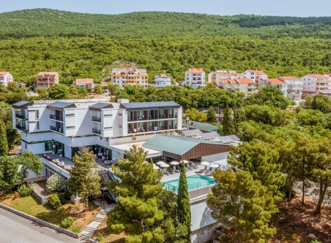 Crikvenica 500 m od mora a pláže v Hoteli Ad Turres *** s 2 bazénmi, polpenziou a dieťaťom do 12 rokov zdarma