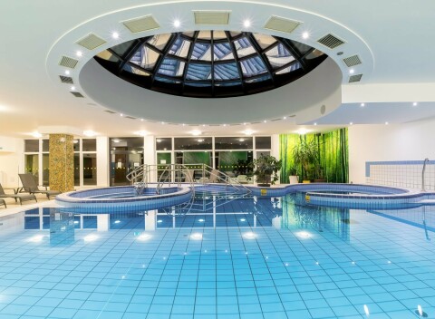 Zalakaros 150 m od termálov v Napfény Hoteli *** s polpenziou, vstupom do kúpeľov a neobmedzeným wellness