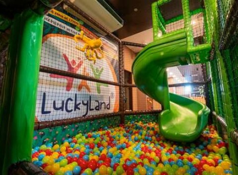 Rodinné vstupy do detského kútika LuckyLand v Bratislave a pizza podľa výberu