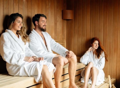 Vstup do sauny pre 1 až 5 osôb. Vychutnajte si wellness s partnerom či priateľmi.