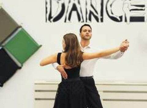 Kurz spoločenských tancov - na záver večer s welcome drinkom a občerstvením