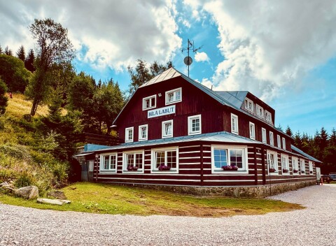 Pobyt v Krkonošiach: Pec pod Sněžkou blízko atrakcií v Horskej roubenke a hoteli Bílá labuť *** s polpenziou