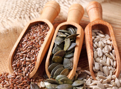 Ľanové, tekvicové alebo slnečnicové semienka, semienka plné zdravia.