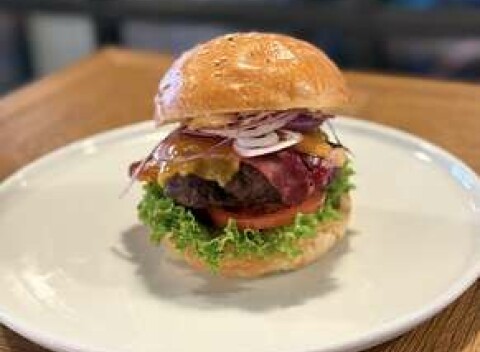 Šťavnatý burger alebo chrumkavý rezeň v Spilka beer & restaurant