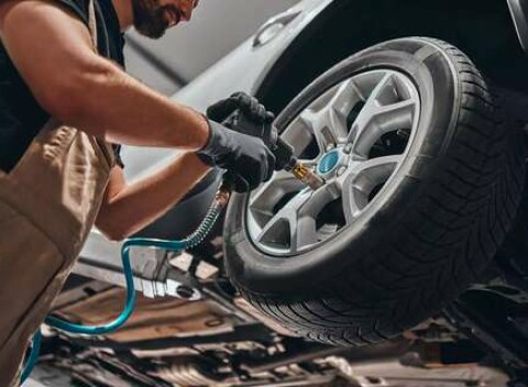 Kompletné prehodenie alebo prezutie pneumatík s vyvážením v autoservise TOMELI´S + sezónne uskladnenie pneumatík ZADARMO