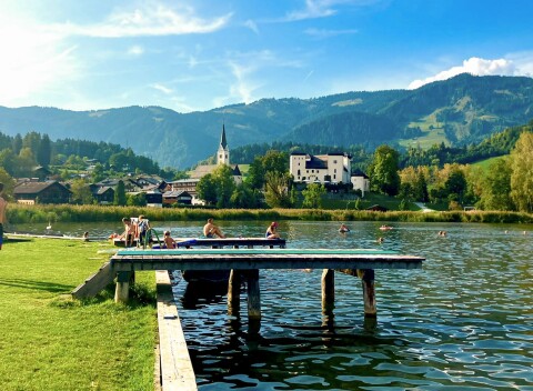 Salzbursko pri jazere a zámku: Pobyt v Penzióne Rösslhof Goldegg s polpenziou, vstupom do sauny a drinkom