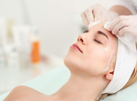 Hĺbkové čistenie, ošetrenie s kyselinou hyalúronovou alebo kúra pre obnovenie a vypnutie pleti.