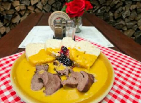 Domáce špeciality, denné menu aj dezerty vo Vinárni a Reštaurácií pri Kaplnke vo Vajnoroch