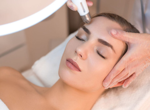 Frakčná ihličková radiofrekvencia alebo ošetrenie prístrojom Vital Injektor.