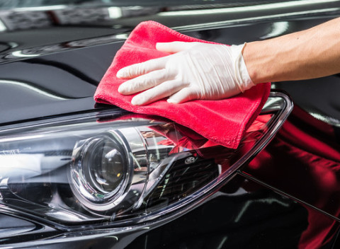 Kompletné čistenie interiéru a exteriéru s ochranou laku auta a možnosťou tepovania.