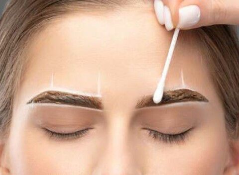 Laminácia obočia s farbením a dokonalé mihalnice vďaka lash liftingu a botoxu v salóne Birada Medical Beauty