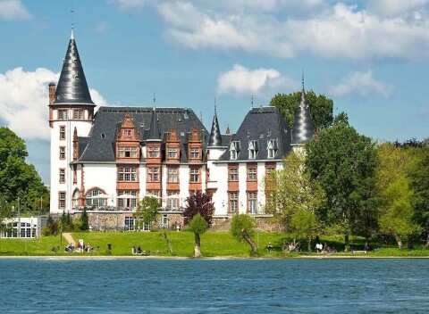 Nemecko pri jazere Müritz v zámockom Seehoteli Schloss Klink s raňajkami, krytým bazénom a saunovou zónou