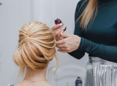 Strih, nová farba alebo spoločenský účes s líčením v Salóne pod Hradom.