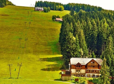 Krkonoše v Peci pod Sněžkou: Penzión Melkus s polpenziou, herňou pre deti a úschovňou bicyklov a motocyklov