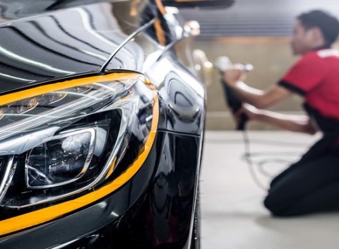 Kompletné čistenie interiéru a exteriéru s ochranou laku auta a možnosťou tepovania.