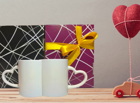 Valentínsky box a v ňom zabalený hrnček s výrezom srdca - jedinečný darček pre vašu polovičku.