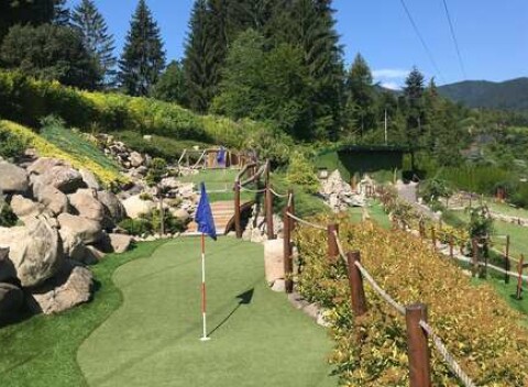 Minigolf na 27-jamkovom golfovom ihrisku Rezortu Villa 27 plnom zábavných atrakcií aj možností na oddych