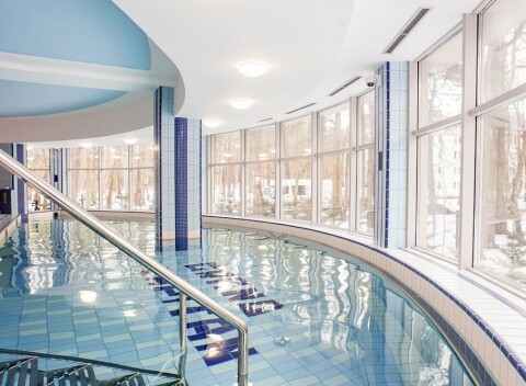 Ustronie Morskie 300 m od pláže v Hoteli Grand Kapitan Medi-SPA **** s plnou penziou + wellness a výlet loďou