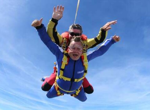 Tandemový zoskok padákom z výšky až 4000 m - na výber 5 letísk