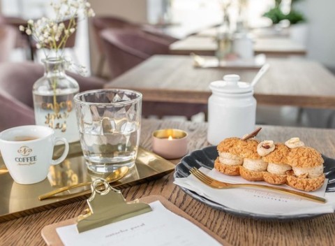 Káva a koláč podľa francúzskej receptúry v Natacha Pacal Patisserie.