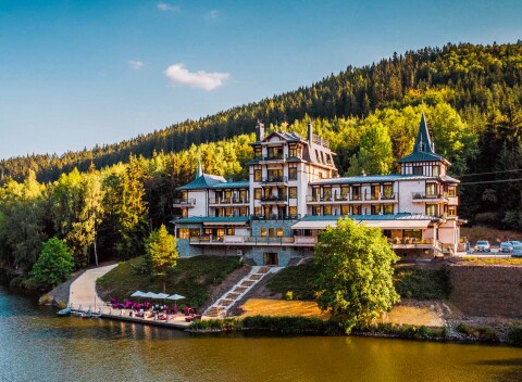 Luxusný relaxačný pobyt pri Karlových Varoch: 5* Retro Riverside Wellness Resort s raňajkami, wellness + masáž