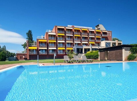 Balaton pár krokov od brehu: Hotel Margaréta **** s polpenziou a neobmedzeným wellness (bazény, vírivky a i.)