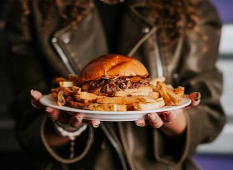 2+1 ZADARMO: Dvojitý Signiture Burger v novej prevádzke Regal Underground