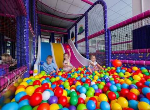 Interiérové detské ihrisko PLAY PLANET vo Vysokých Tatrách s útulnou kaviarňou pre rodiny