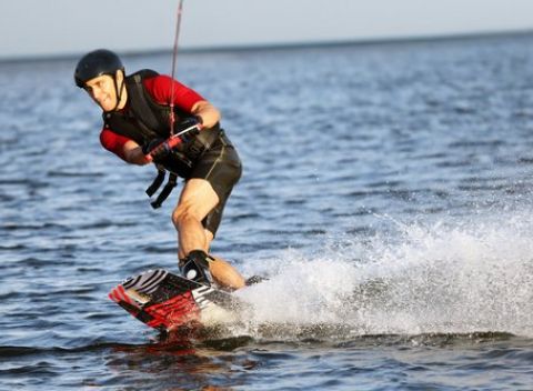 Wakeboarding na mesiac Letné dobrodružstvo na vode.