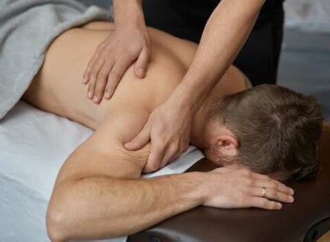 Rôzne druhy masáží chrbta, šije, celotelové aj reflexná masáž chodidiel v salóne Feri