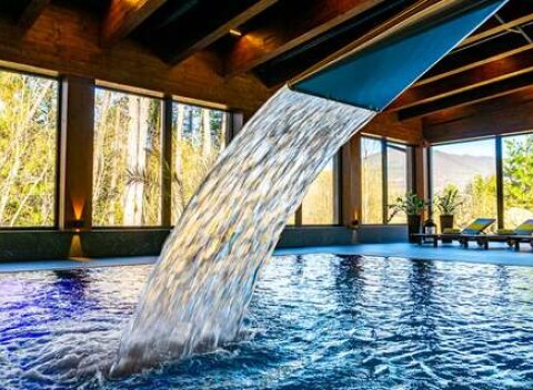 Vstupy do bazéna a wellness zóny rezortu Drevenice Terchová s panoramatickým výhľadom do prírody