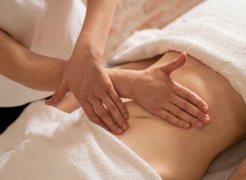 Klasická masáž, masáž mäkkými technikami alebo lávovými kameňmi v Salóne Relax