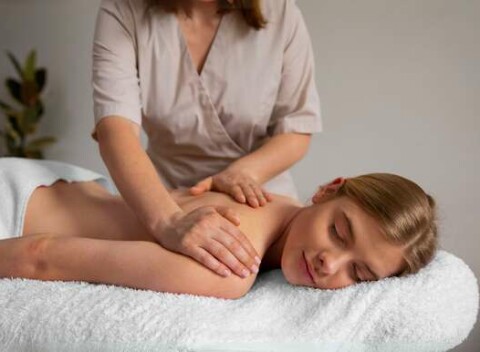 Reflexná masáž, masáž lávovými kameňmi a madoretarapia v rehabilitačnom zariadení RehaBell