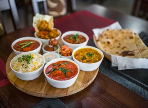 Veľký 1,5 kg indický tanier pre 2 osoby v autentickej reštaurácii Little India Košice