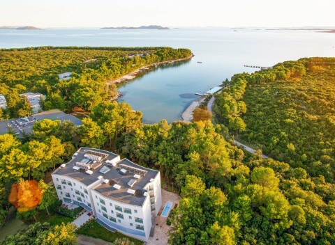 Biograd na Moru: 4* Crvena Luka Resort s raňajkami/polpenziou, súkromnou plážou, bazénmi a wellness + animácie