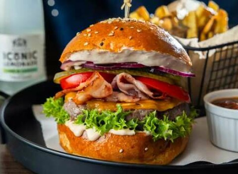 Luxusná chuť & zábava v jednom - burger, limonáda a biliard v reštaurácii Lux Flavour