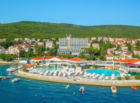 Dovolenka len 300 m od pláže v Hoteli Katarina **** s polpenziou a vonkajším bazénom + deti do 12 rokov zdarma