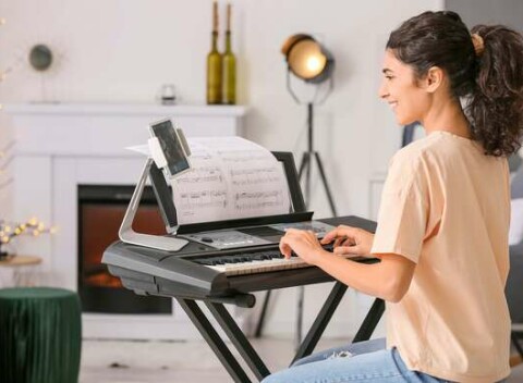 SMART PIANO - výborne hodnotený online kurz klavíra pre začiatočníkov s Viktorom Franekom.