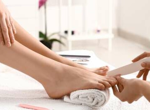 Kombinovaná pedikúra, gellak, relaxačná masáž nôh so zábalom v salóne Evi