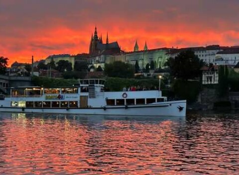 Objavte čaro Prahy z lode – živá hudba, raut a výhľady na pamiatky