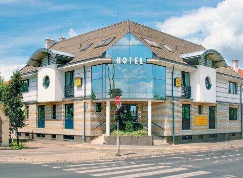 Maďarsko: Győr v 3* budove Hotela Kálvária s raňajkami alebo polpenziou, vírivkou a 2 saunami + vstup do zoo