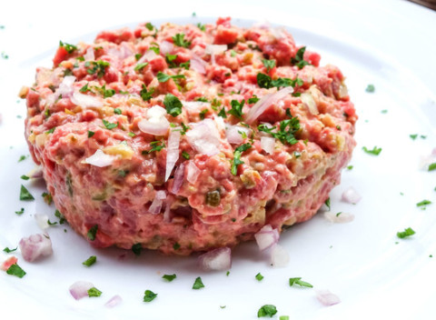 Poctivý tatársky biftek v reštaurácii Bernardov Dvor - pochúťka, ktorej len tak neodoláte.